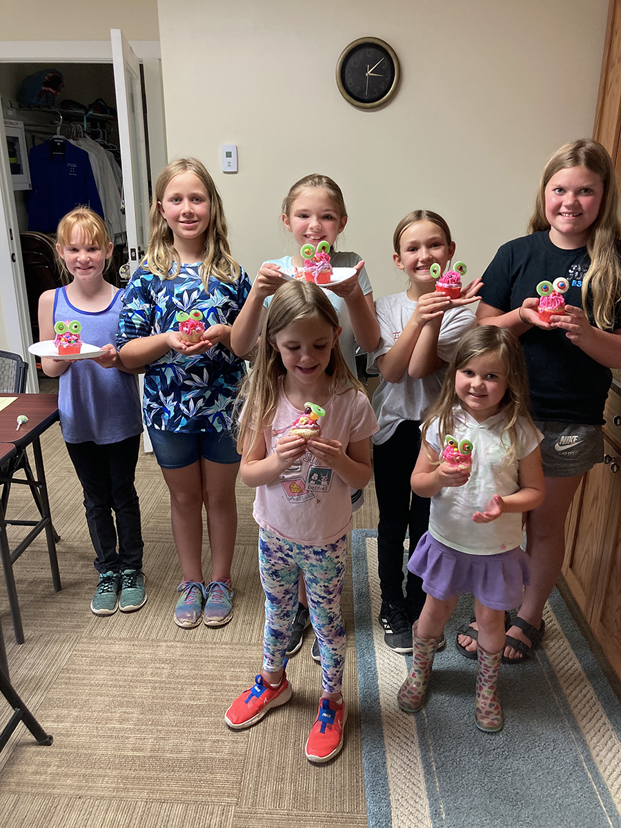 4-H members holding cupcakes